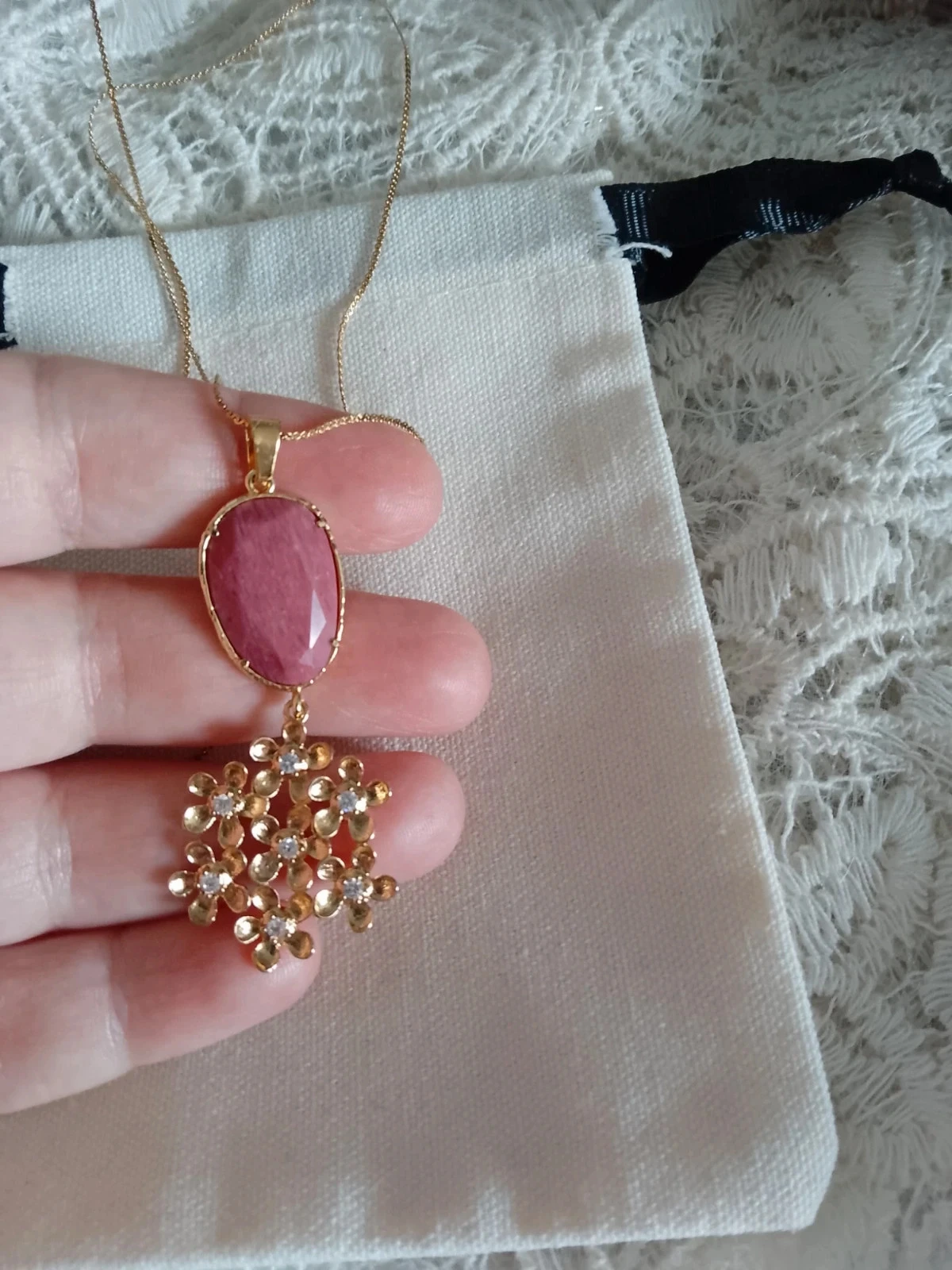 Collier fleurs dorées et pierre de rhodonite sertie – photo 2